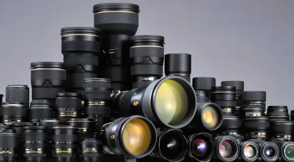 Kolekcja obiektywów Nikon, w tym teleobiektyw 300mm, pokazuje imponujące możliwości przybliżenia.