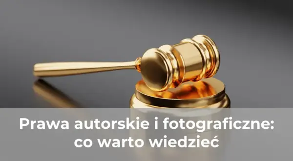 Złoty młotek sędziowski na tle szarości. Tekst: Prawa autorskie i fotograficzne: co warto wiedzieć.