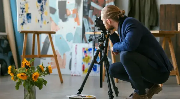 Artysta fotografuje obrazy, zastanawiając się, czy fotografia jest sztuką.