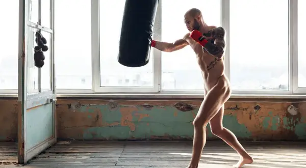 Dominika cuda trenuje bokserski cios w opuszczonej sali.