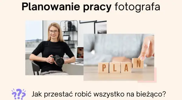 Uśmiechnięta fotografka z aparatem i kostki z napisem PLAN. Jak przestać robić wszystko na bieżąco?