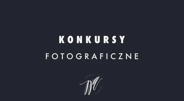 Konkursy fotograficzne dla młodzieży. Logo "Niezłe Aparaty" na ciemnym tle.