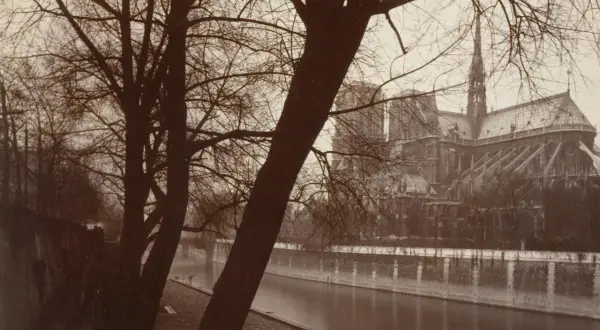 Paryż, zimowy widok na Sekwanę i Notre Dame, uchwycony przez Eugene'a Atgeta.