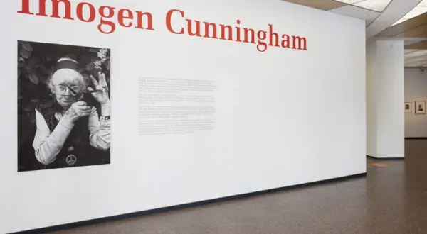 Wystawa poświęcona twórczości Imogen Cunningham. Na ścianie portret artystki i tekst informacyjny.