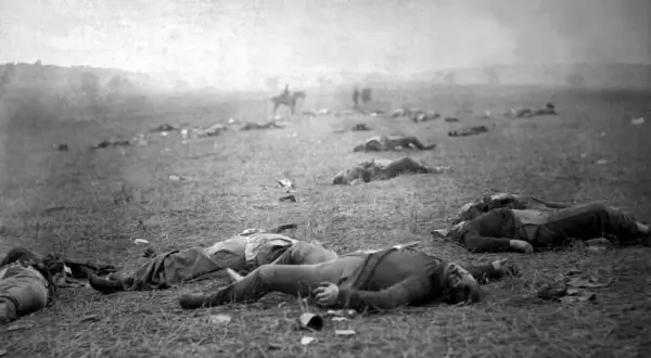 Pole bitwy po starciu, żołnierze leżą martwi. Mathew Brady uchwycił ten tragiczny widok.