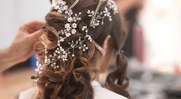 Eleganckie fryzury ślubne z perłami i kryształkami, tworzące romantyczny wygląd.