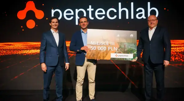 Trzech mężczyzn odbiera nagrodę fotograficzną w wysokości 50 000 PLN od Peptechlab.