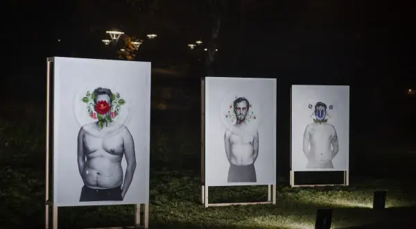 Portrety mężczyzn z kwiatami zamiast twarzy, część projektu "Bartek Jakubowski". Nocna ekspozycja w parku.