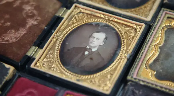 Portret mężczyzny w ozdobnej ramce, dzieło w stylu louis daguerre.