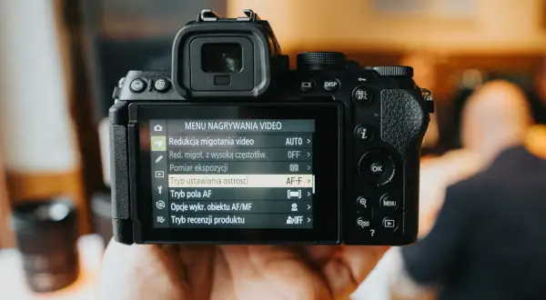 Menu nagrywania wideo aparatu Nikon. Wyświetlone opcje to m.in. redukcja migotania, pomiar ekspozycji i tryb ustawiania ostrości.