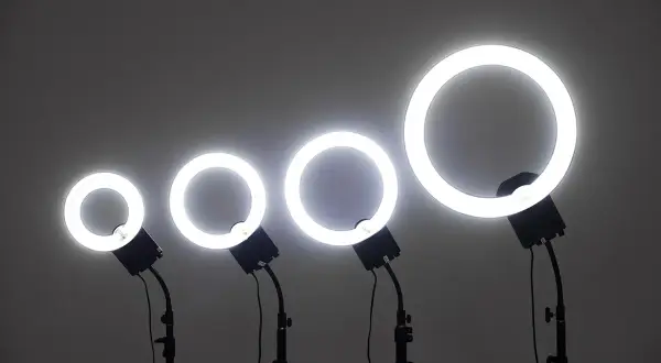 Cztery lampy pierścieniowe o różnej wielkości, idealne jako lampa do zdjęć w domu.