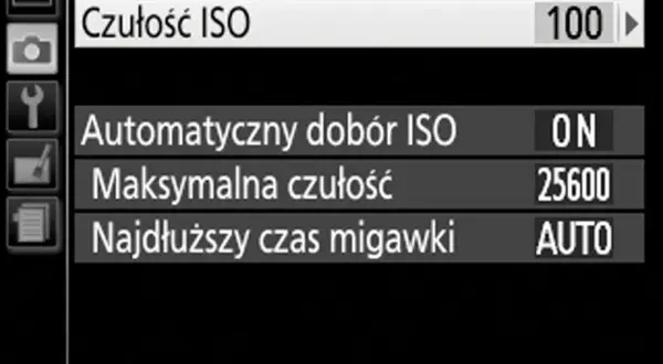 Ekran aparatu z ustawieniami czułości ISO. Widoczna opcja "Czułość ISO" ustawiona na 100, co sugeruje tryb manualny.