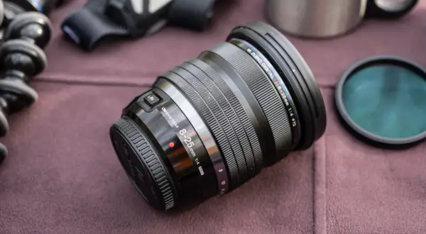 Obiektyw OM SYSTEM M. ZUIKO DIGITAL 8-25mm 1:4 PRO. Idealny do krajobrazów i szerokich ujęć, pokazuje jaki obiektyw do czego.
