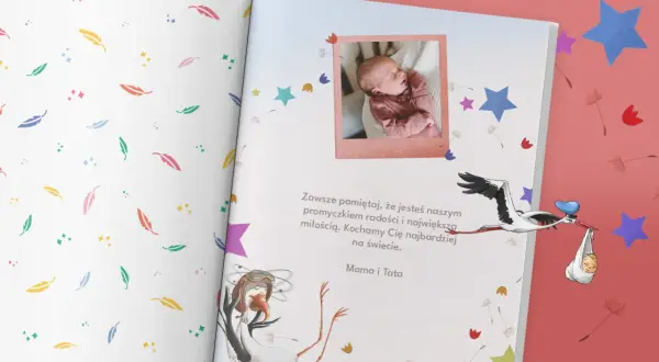 Urocze cytaty do albumu dla dziadków: zdjęcie noworodka, bocian z dzidziusiem i wzory piórek.