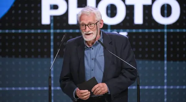 Andrzej Zygmuntowicz, z siwą brodą i okularami, przemawia na scenie.