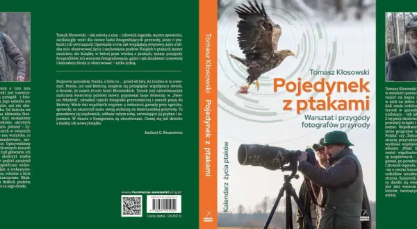 Okładka książki "Pojedynek z ptakami" Tomasza Kłosowskiego, z orłem w locie i fotografem z aparatem.