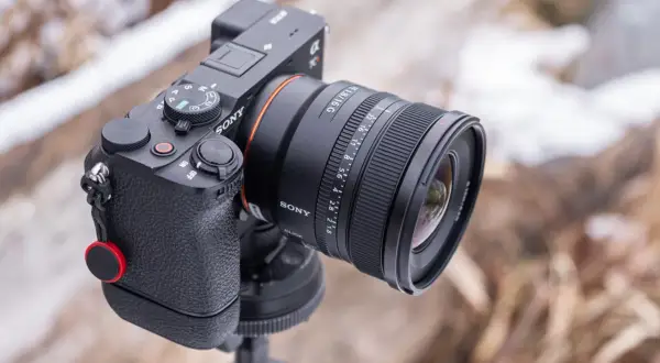 Aparat Sony z obiektywem 16mm f/1.8, idealny do krajobrazu. Ustawiony na statywie, gotowy do uchwycenia zimowego pejzażu.