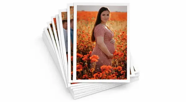 Stos zdjęć w formacie 13x18 jaki to format. Na wierzchu zdjęcie ciężarnej kobiety w makach.