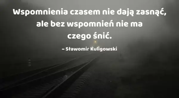 Wspomnienia, które mogą stać się inspiracją do fotoksiążki. Mglisty krajobraz torów kolejowych podkreśla głębię cytatu.