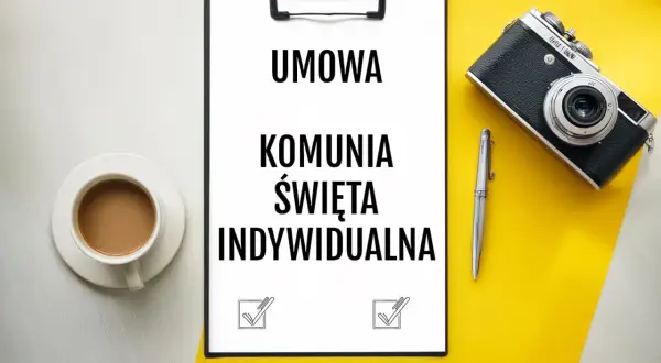 Wzór umowy z fotografem na komunię indywidualną. Na stole dokument, kawa i aparat.
