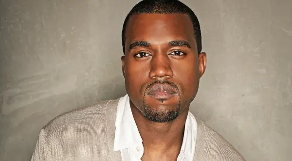 Portret Kanye Westa, ikony muzyki. Ta fotografia gwiazd uchwyciła jego charakterystyczny styl.