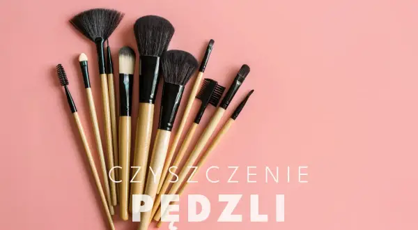 Zestaw pędzli do makijażu na różowym tle. Dowiedz się, czym myć pędzle do makijażu, by służyły Ci dłużej.