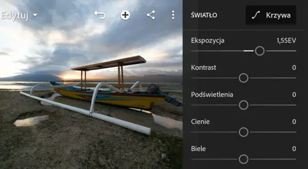 Łódź na plaży podczas zachodu słońca, w trakcie obróbki raw. Widoczne suwaki ekspozycji, kontrastu, podświetleń, cieni i bieli.