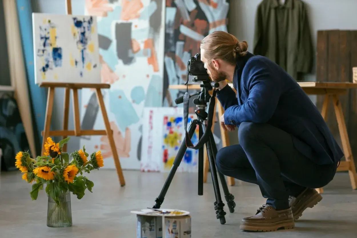 Artysta fotografuje obrazy, zastanawiając się, czy fotografia jest sztuką.