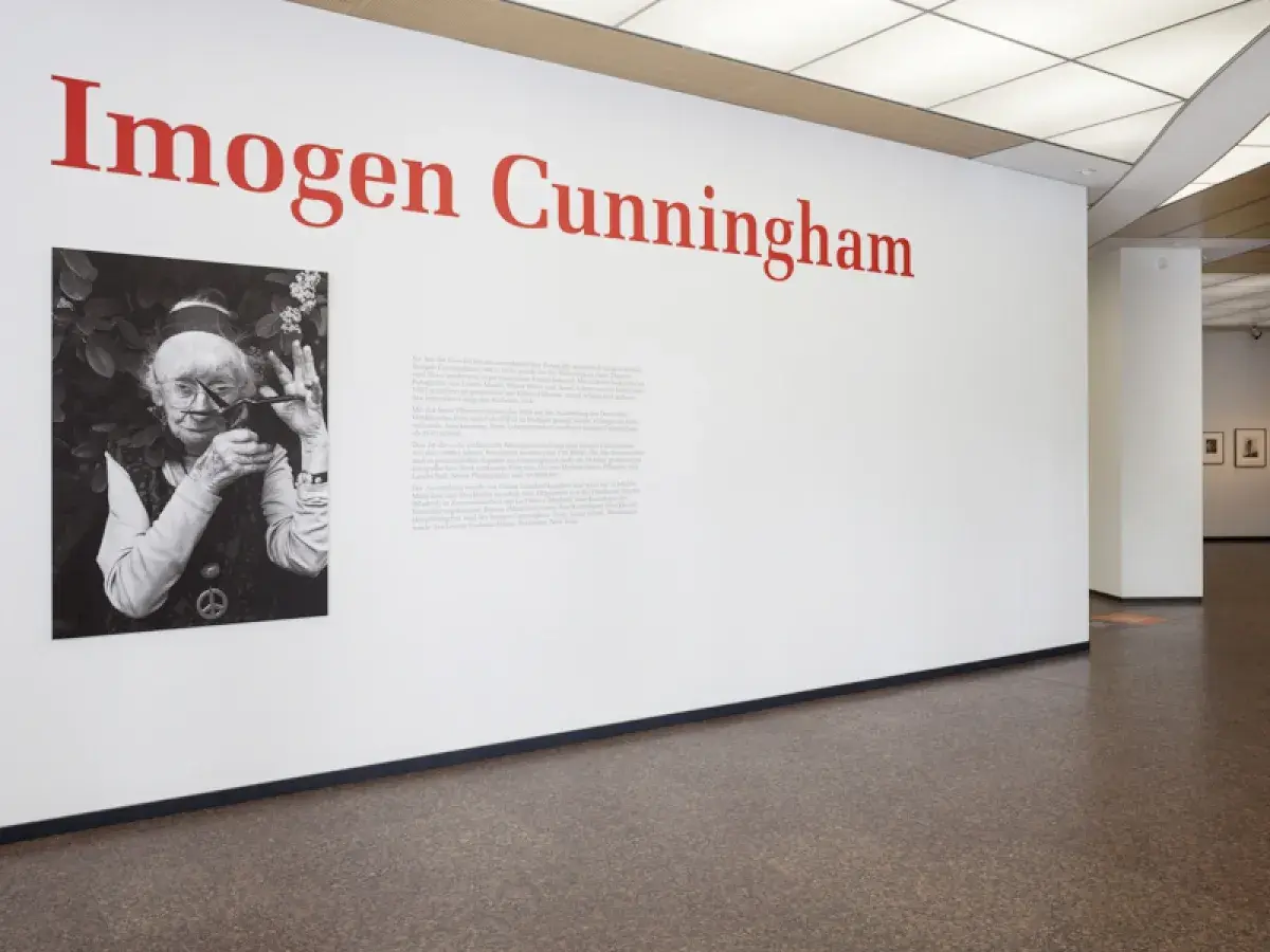 Wystawa poświęcona twórczości Imogen Cunningham. Na ścianie portret artystki i tekst informacyjny.