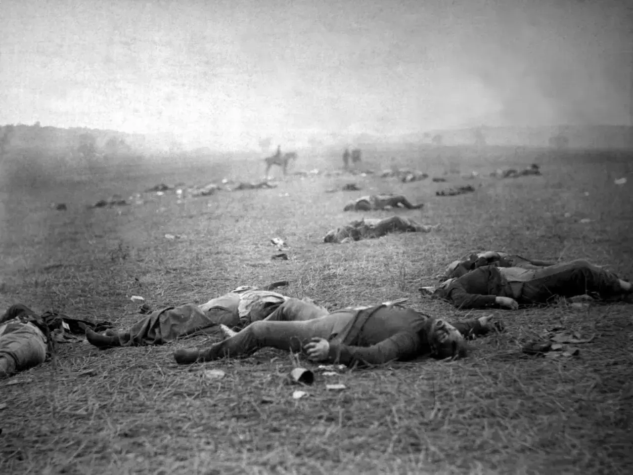 Pole bitwy po starciu, żołnierze leżą martwi. Mathew Brady uchwycił ten tragiczny widok.