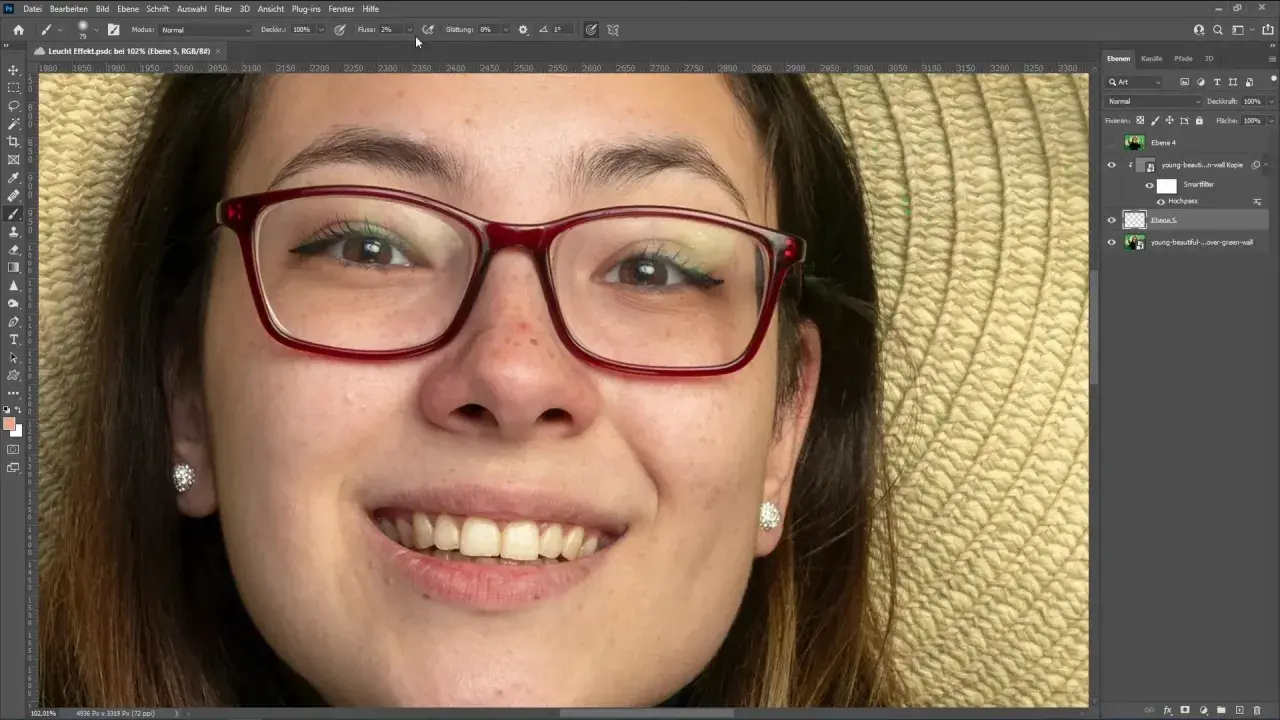Jak usunąć odbicie w okularach na zdjęciu? Na ekranie widać program do edycji grafiki, gdzie młoda kobieta w okularach jest w trakcie retuszu.