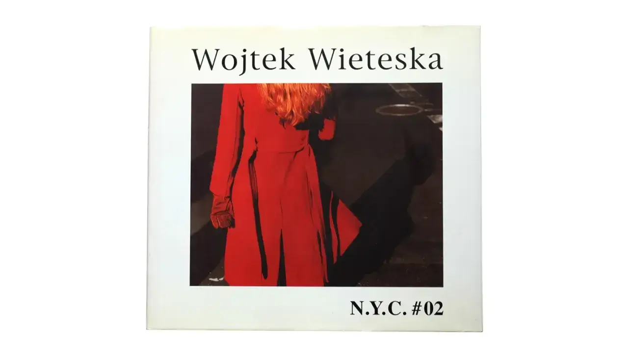 Wojtek Wieteska w czerwonym płaszczu na tle nocnego miasta. N.Y.C. #02.