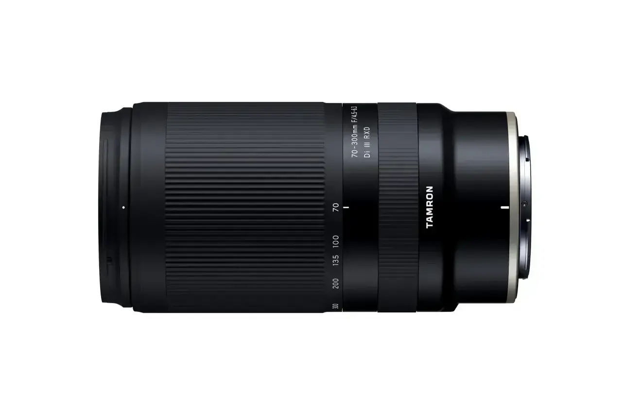 Obiektyw Tamron 70-300mm idealny do fotografii przyrodniczej, sportowej i portretowej z daleka.
