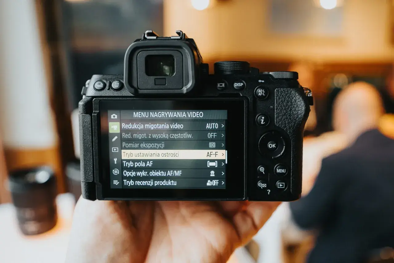 Menu nagrywania wideo aparatu Nikon. Wyświetlone opcje to m.in. redukcja migotania, pomiar ekspozycji i tryb ustawiania ostrości.