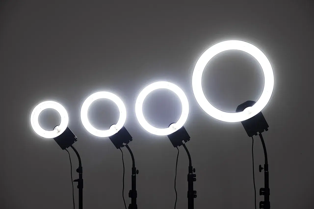 Cztery lampy pierścieniowe o różnej wielkości, idealne jako lampa do zdjęć w domu.