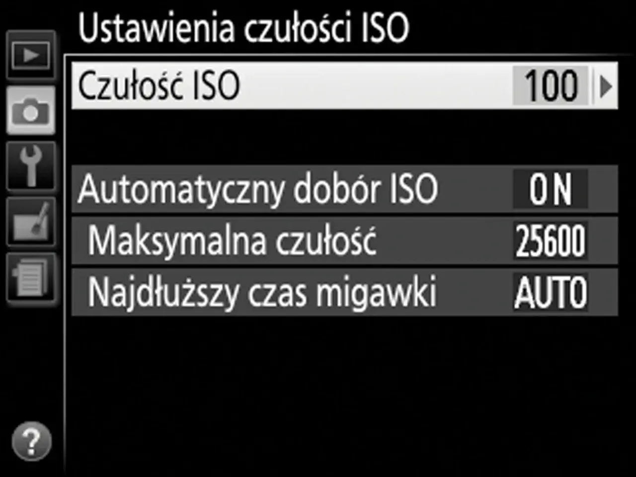 Ekran aparatu z ustawieniami czułości ISO. Widoczna opcja "Czułość ISO" ustawiona na 100, co sugeruje tryb manualny.