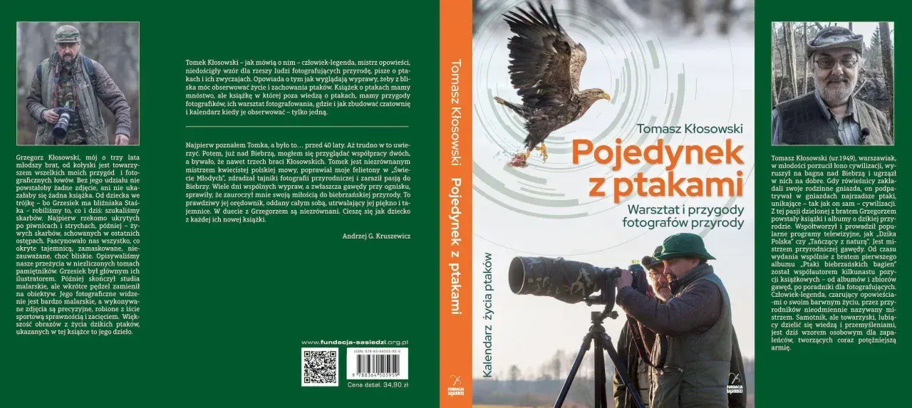 Okładka książki "Pojedynek z ptakami" Tomasza Kłosowskiego, z orłem w locie i fotografem z aparatem.