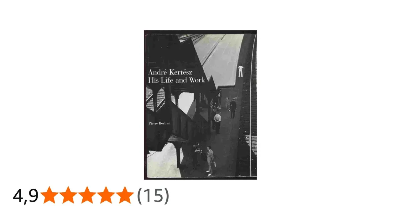 Okładka książki "André Kertész: His Life and Work" z czarno-białym zdjęciem ludzi na peronie.