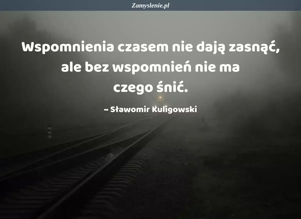 Wspomnienia, które mogą stać się inspiracją do fotoksiążki. Mglisty krajobraz torów kolejowych podkreśla głębię cytatu.