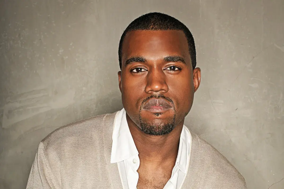 Portret Kanye Westa, ikony muzyki. Ta fotografia gwiazd uchwyciła jego charakterystyczny styl.