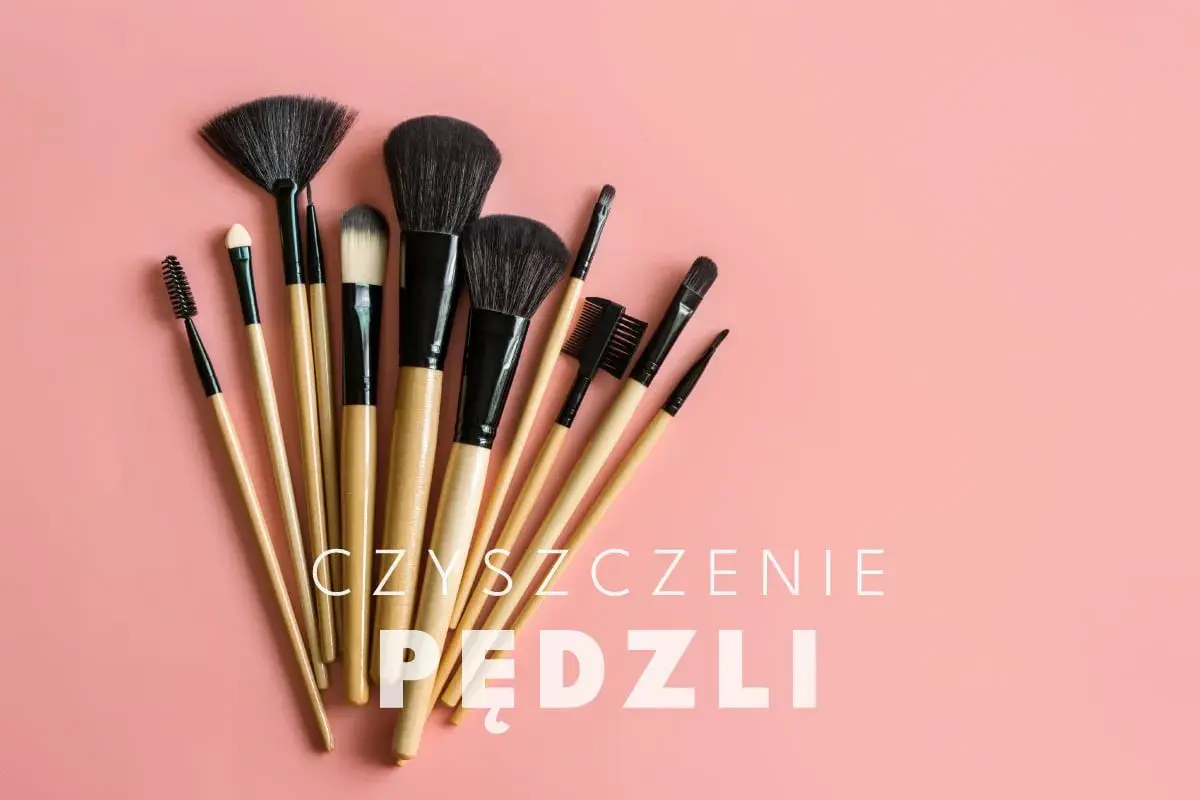 Zestaw pędzli do makijażu na różowym tle. Dowiedz się, czym myć pędzle do makijażu, by służyły Ci dłużej.