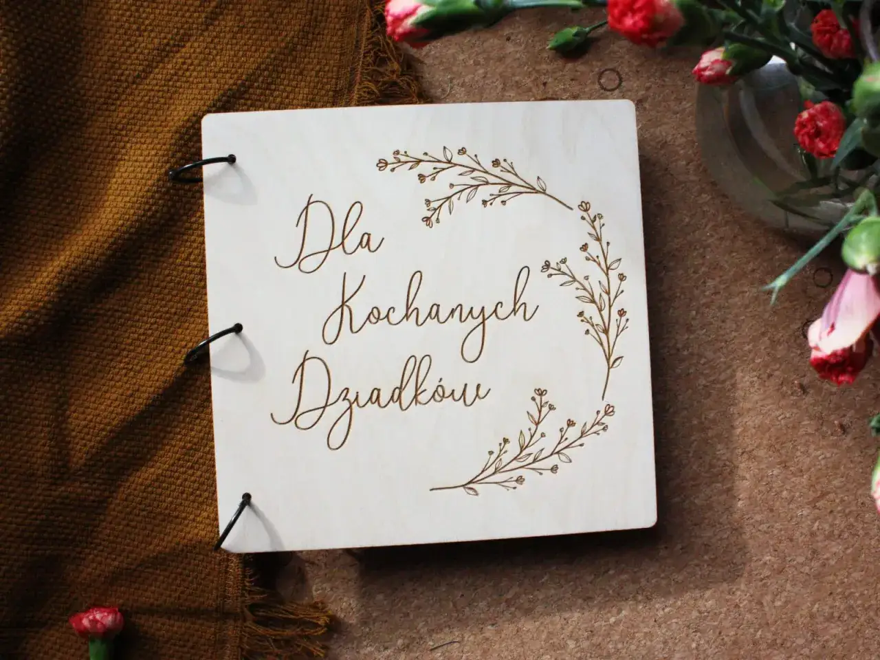 Drewniana okładka albumu z napisem 