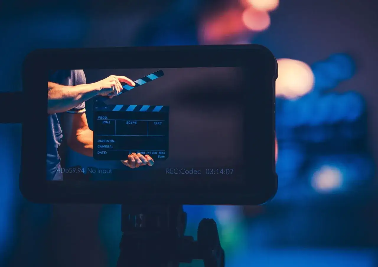 Ręka zamyka klaps filmowy na planie. Różne plany filmowe rodzaje są kluczowe dla tworzenia historii.