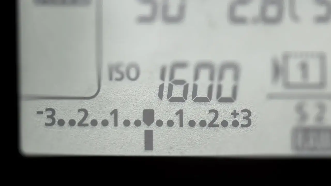 Wyświetlacz aparatu pokazuje ISO 1600 i wskaźnik ekspozycji od -3 do +3, co pomaga w precyzyjnym pomiarze światła.