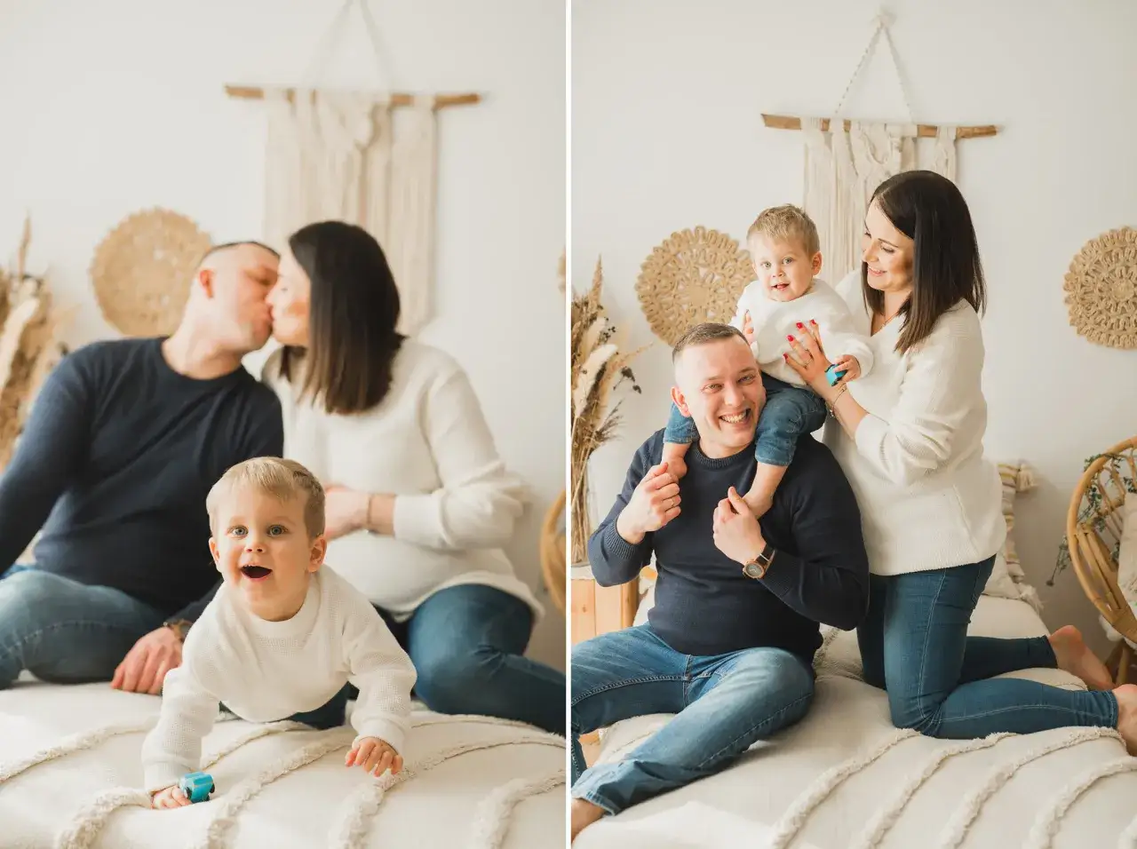 Szczęśliwa rodzina podczas sesji ciążowej z rodzeństwem. Mama w ciąży, tata z synkiem na ramionach i maluch raczkujący na łóżku.