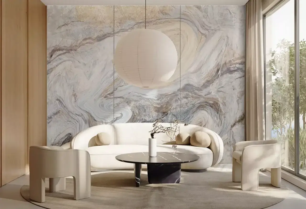 Nowoczesny salon z sofą i fotelami, gdzie ściana ozdobiona jest wzorem przypominającym alu bond.