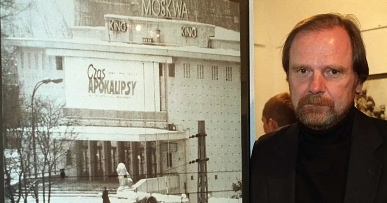 Chris Niedenthal obok plakatu filmu 