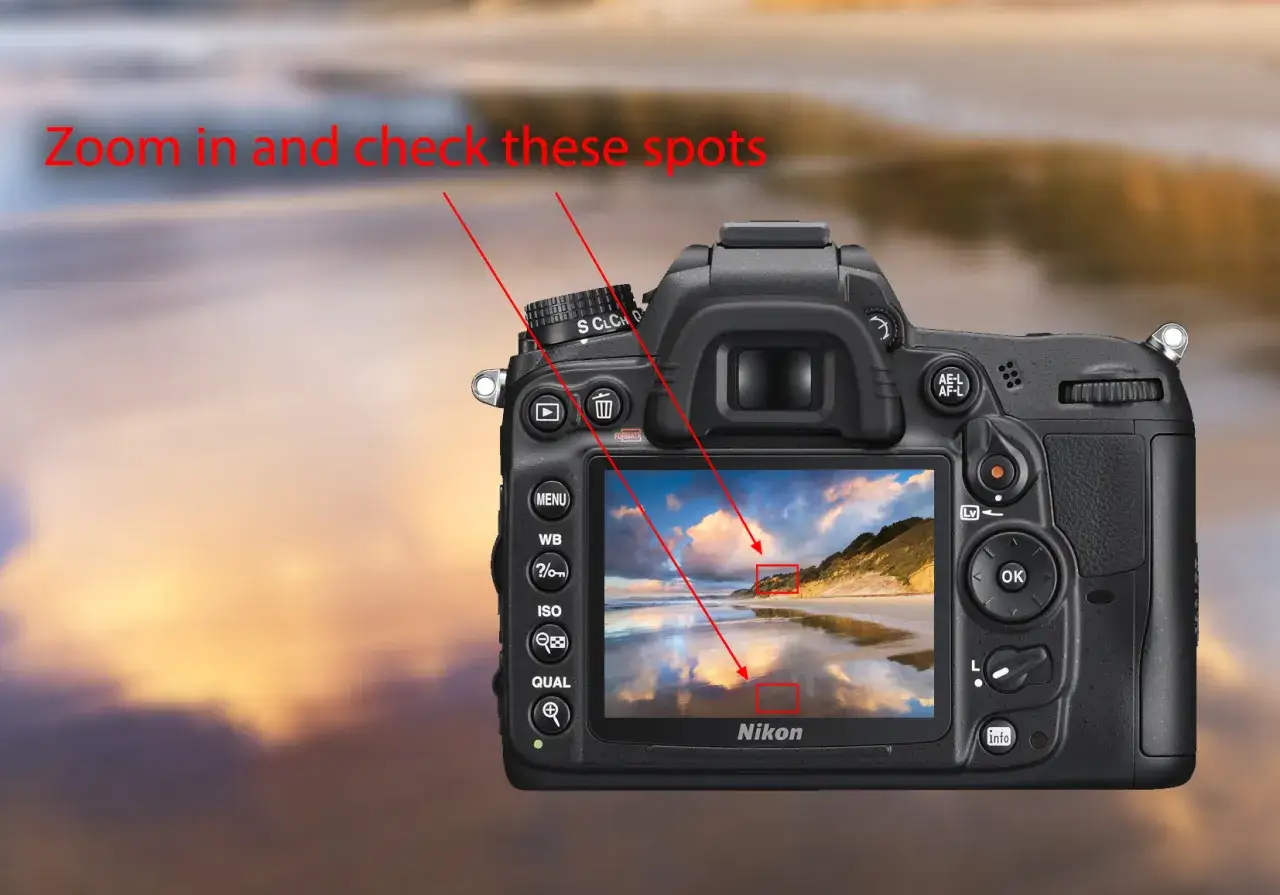Aparat Nikon z zaznaczonymi obszarami na ekranie, wskazującymi na potrzebę sprawdzenia ostrości. Wskazówki dotyczą różnych trybów autofokusa.