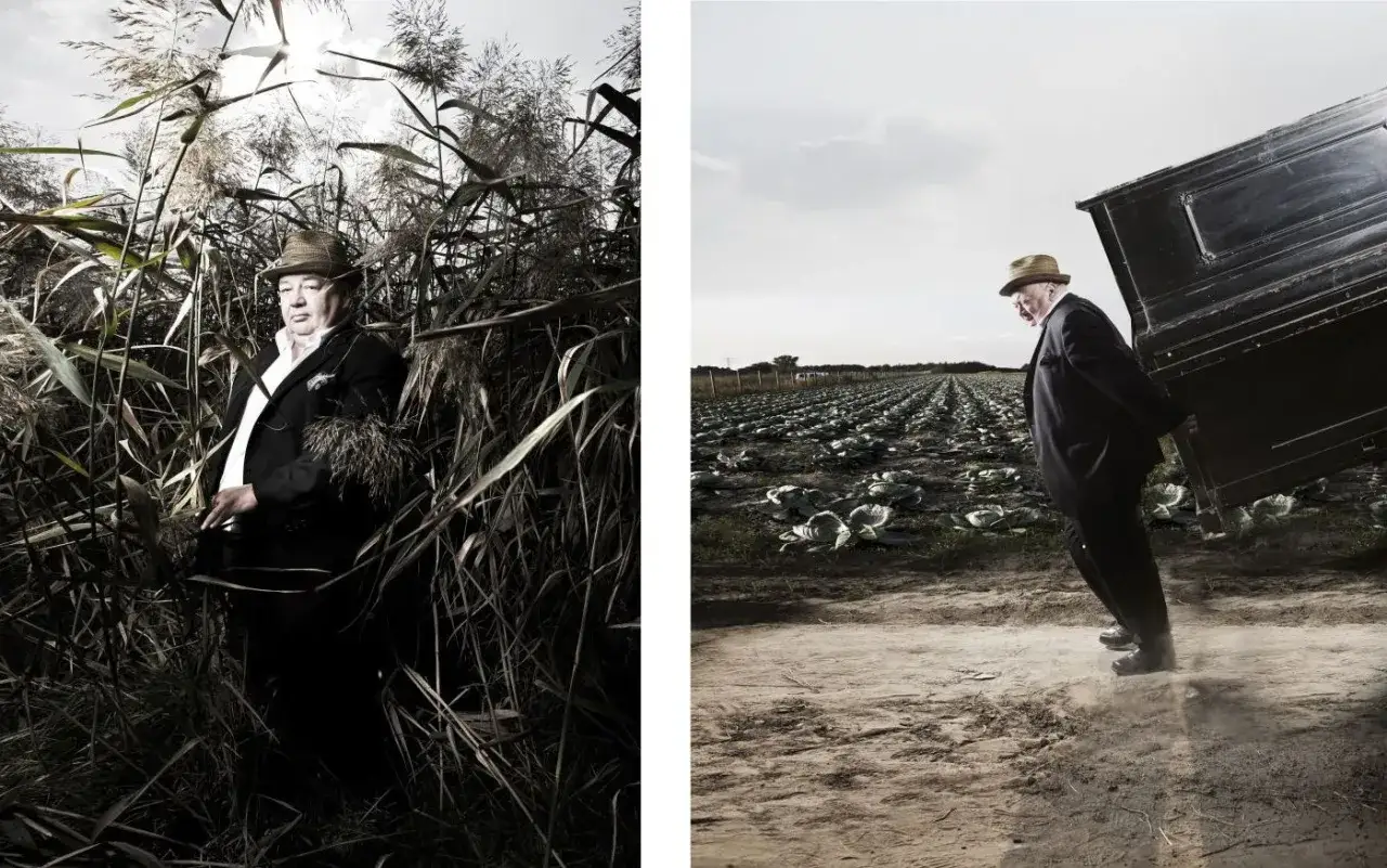 Szymon Szcześniak fotograf w kapeluszu pośr&oacute;d trzcin i na polu kapusty, dźwigający fortepian.