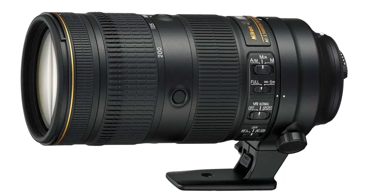 Obiektyw Nikon AF-S NIKKOR 70-200mm f/2.8 z pomarańczowym pierścieniem i oznaczeniami ogniskowych.